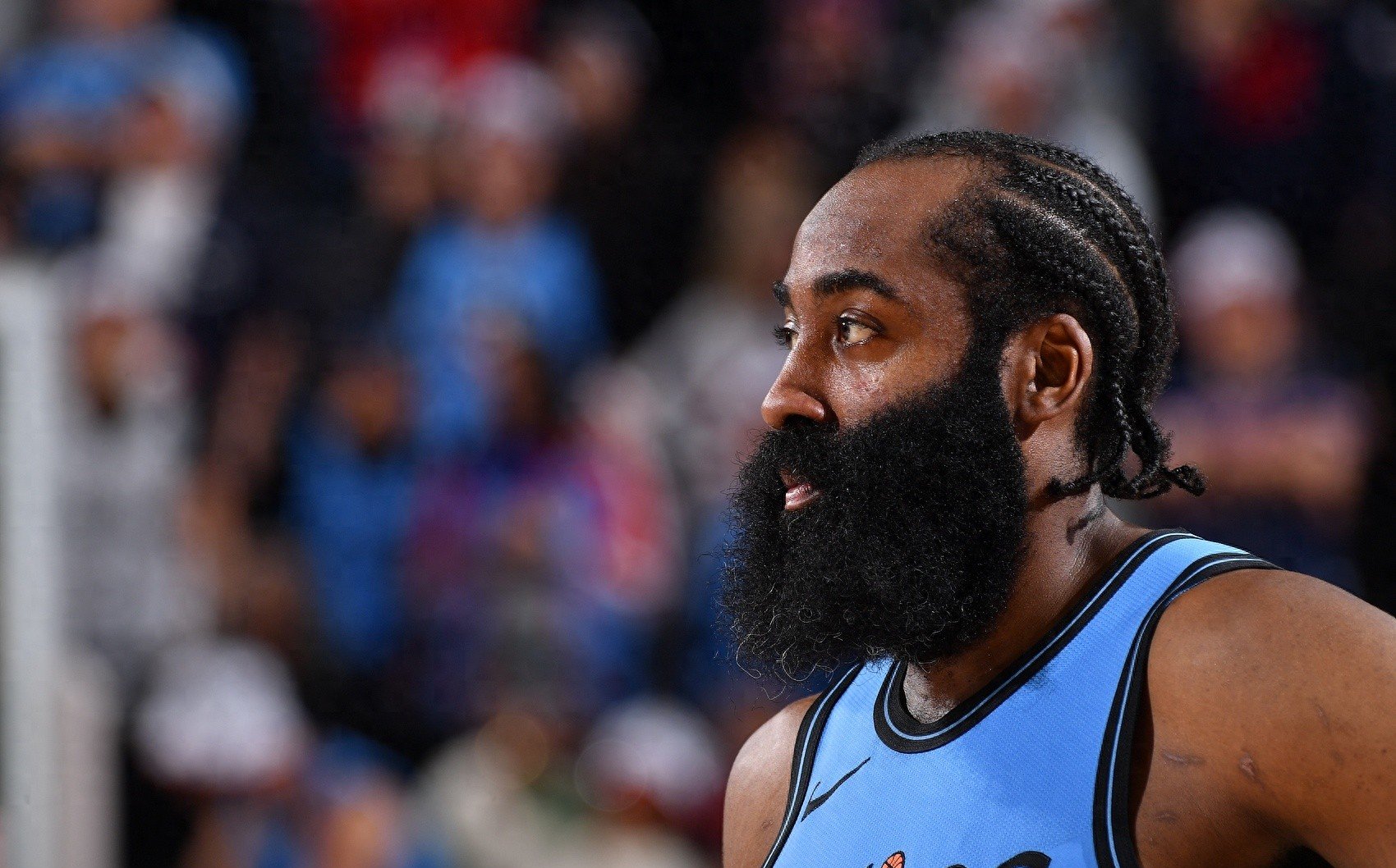 哈登重返赛场，险胜首场状态出色，热火观众沸腾！全场沸腾不已(哈登回到篮网播放致敬视频最新)