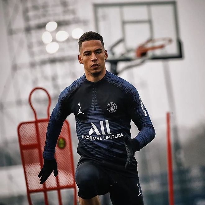 AYX- 今夜体能课后，上海久事队长鼓劲备战法甲，管理层满意，赛季目标并未改变