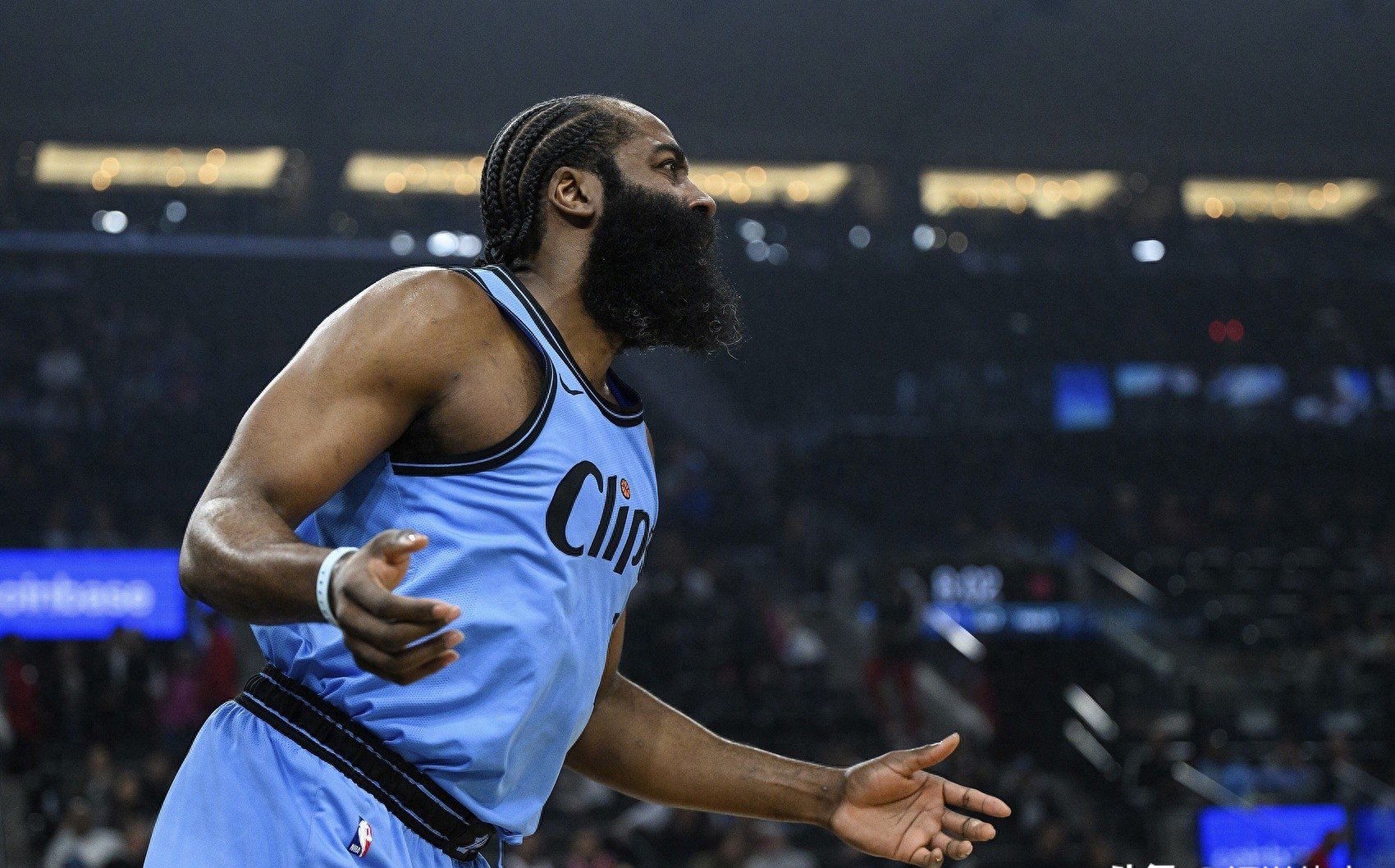 赛地聚焦——NBA常规赛窗口期热度飙升，俄克拉荷马雷霆战术微调，态度坚定，纪律约束更严格(达拉斯独行侠v俄克拉荷马雷霆队)