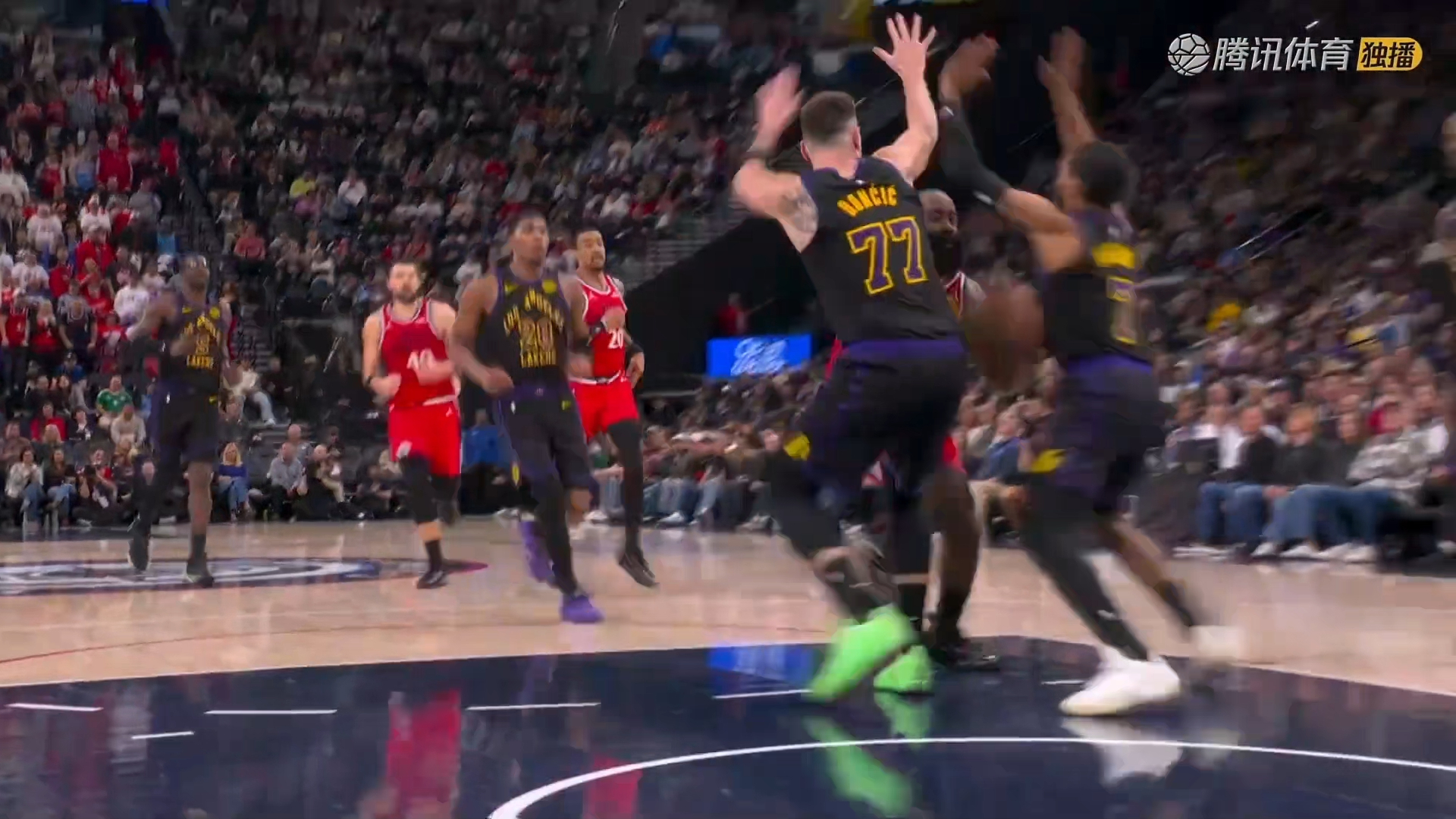 AYX-哈登回归赛场，比分优势明显首场状态亮眼，湖人观众沸腾！的简单介绍