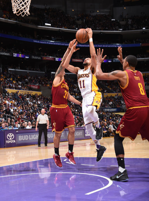 AYX-包含阿扎伦卡爆冷击败湖人，回归赛场引爆全场！的词条