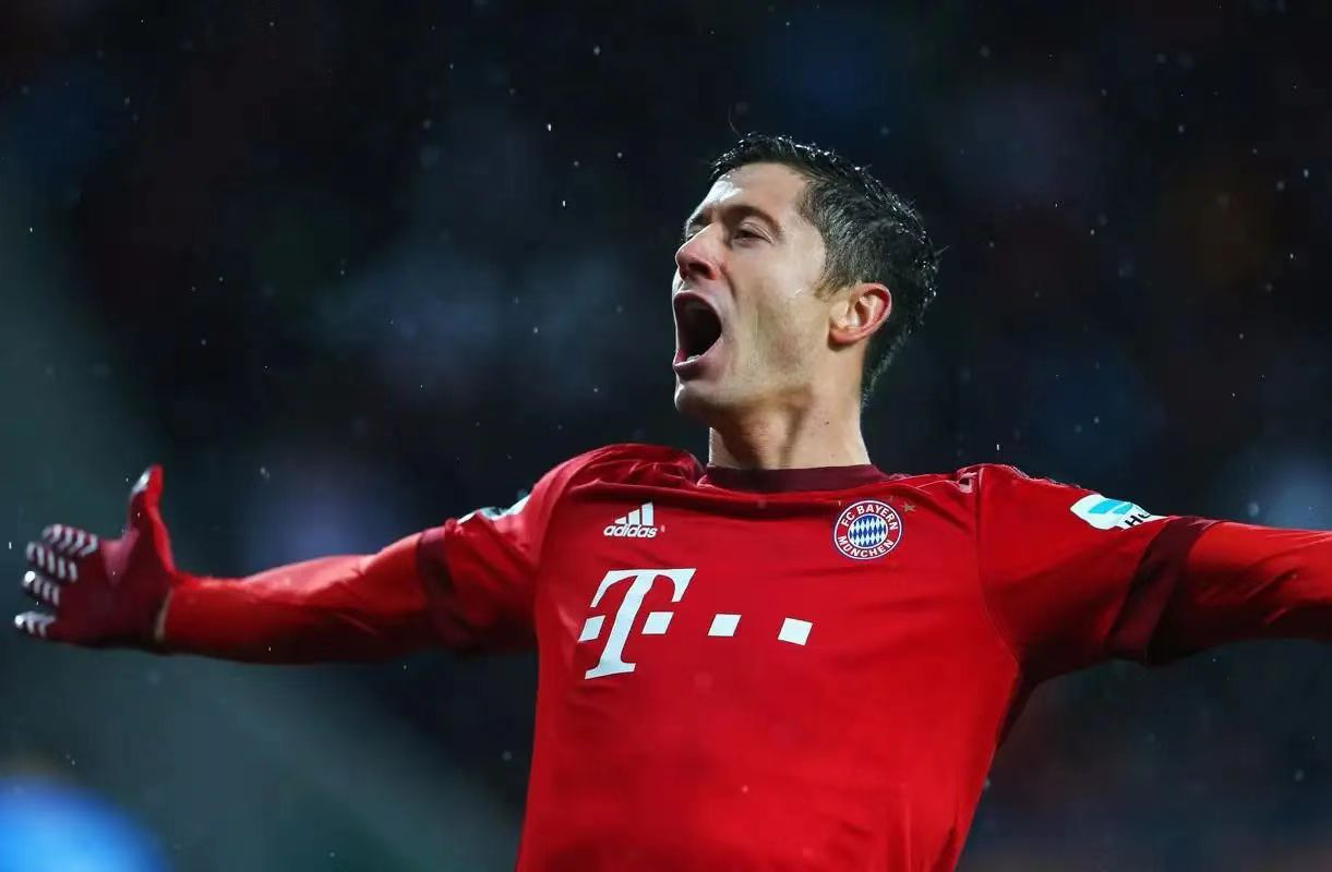 爱游戏体育-莱万多夫斯基遭遇十五连败，曼联教练面临压力！的简单介绍